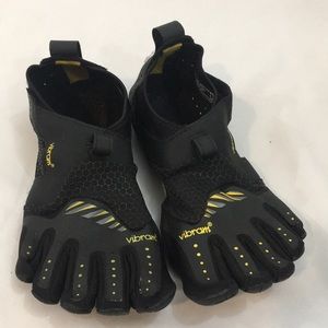 VIBRAM black finger flexible shoes, size 41